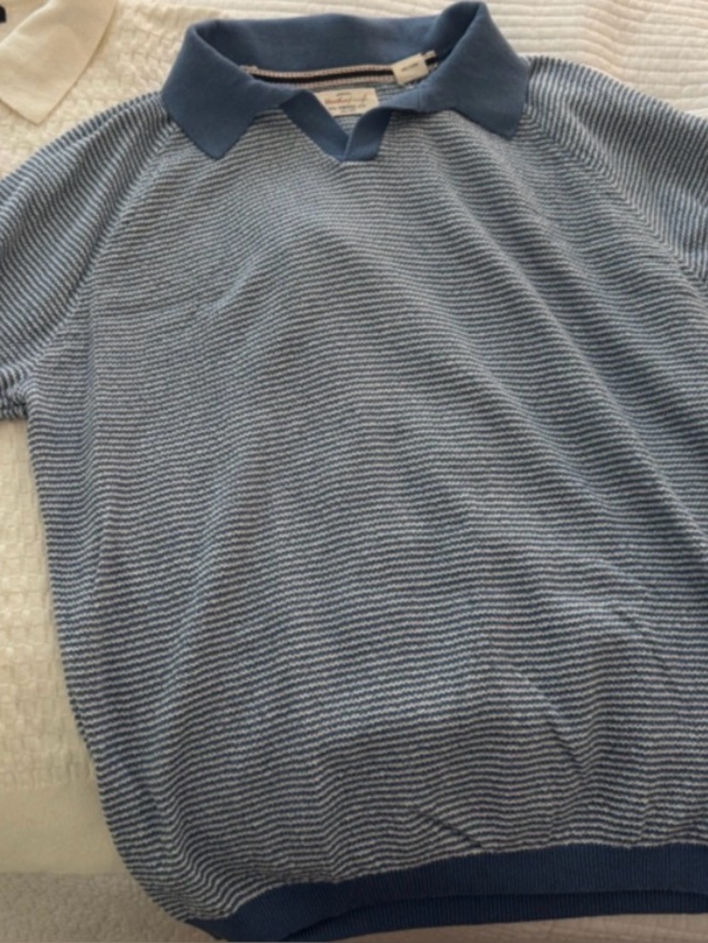 Mens Bundle. Short sleeve sweater like top. Size L.